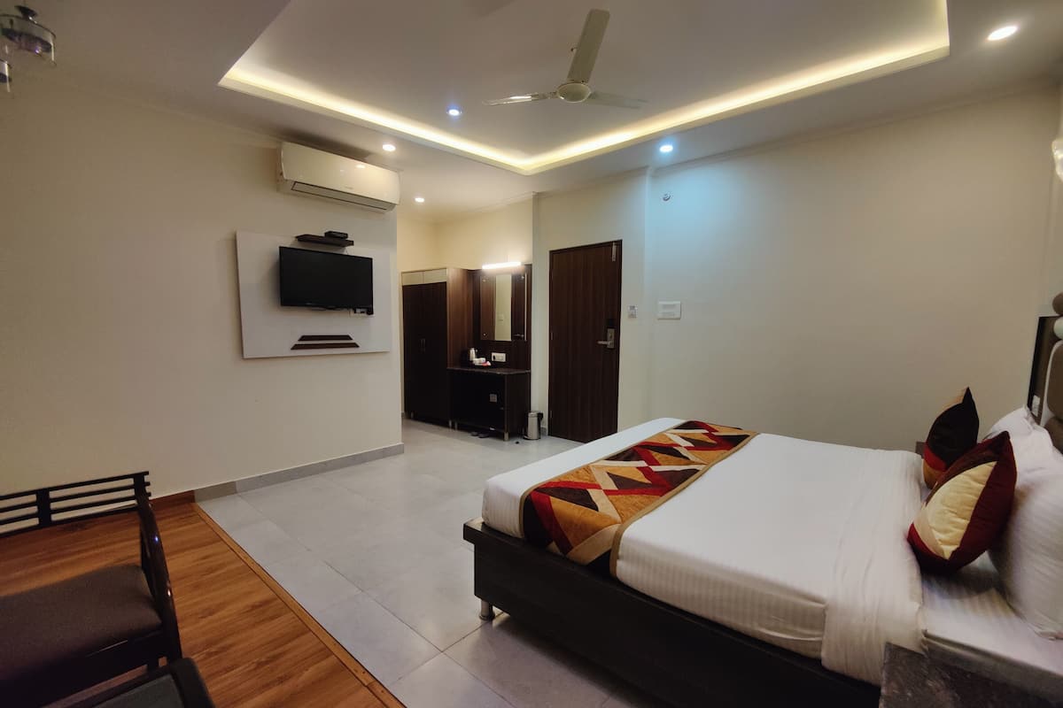 Family Double Room | 1 bedroom, premium bedding, free WiFi, bed sheets