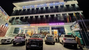 Hotel Mandi Heights har ett kafé, en lounge och baren Mama's Bar.