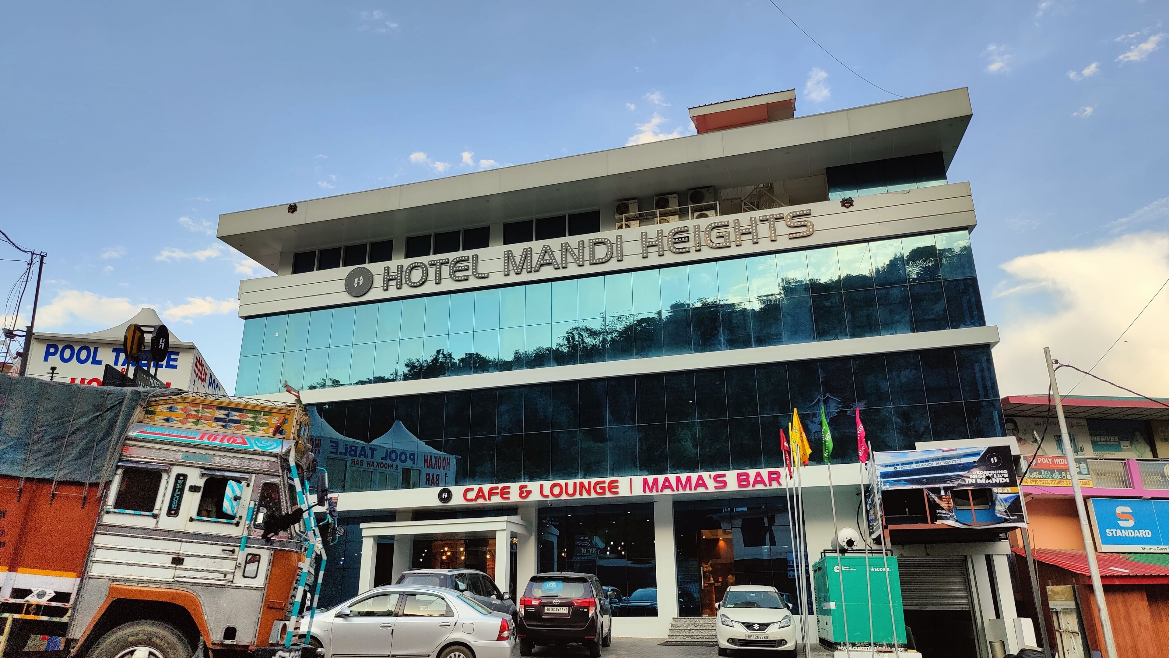 Hotel Mandi Heights with a cafe, lounge, and Mama's Bar.