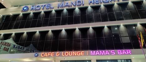 Hotel Mandi Heights with a Cafe & Lounge and Mama's Bar.