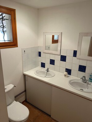 Dusj, håndklær, såpe og sjampo