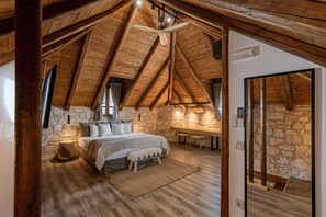 1 habitación, tabla de planchar con plancha y cuna de viaje