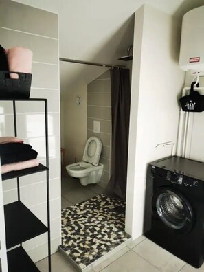 Douche, articles de toilette gratuits, sèche-cheveux