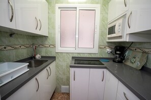 Refrigerador, microondas, parrilla de estufa y cafetera y tetera 