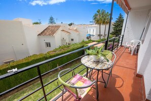 Outdoor dining - Holiday Apartment "Loli" with Shared Pool, Private Terrace & Wi-Fi (Nerja)