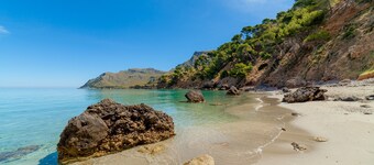 Holiday Home 'Casa Stevens' with Sea View, Shared Pool and Wi-Fi