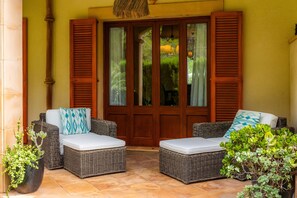Terrace/patio - Holiday Home 'Casa Stevens' with Sea View, Shared Pool and Wi-Fi (Betlem)