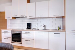 Fridge, oven, stovetop, dishwasher