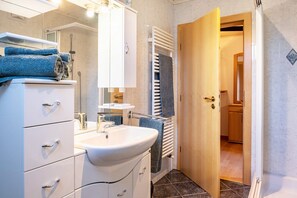 Dusche, Haartrockner, Handtücher