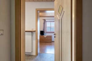 Interior - Apartment 'Weingartnerhof Dalia' with Mountain View, Shared Terrace and Wi-Fi (Jenesien)