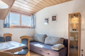 TV - Apartment 'Weingartnerhof Dalia' with Mountain View, Shared Terrace and Wi-Fi (Jenesien)