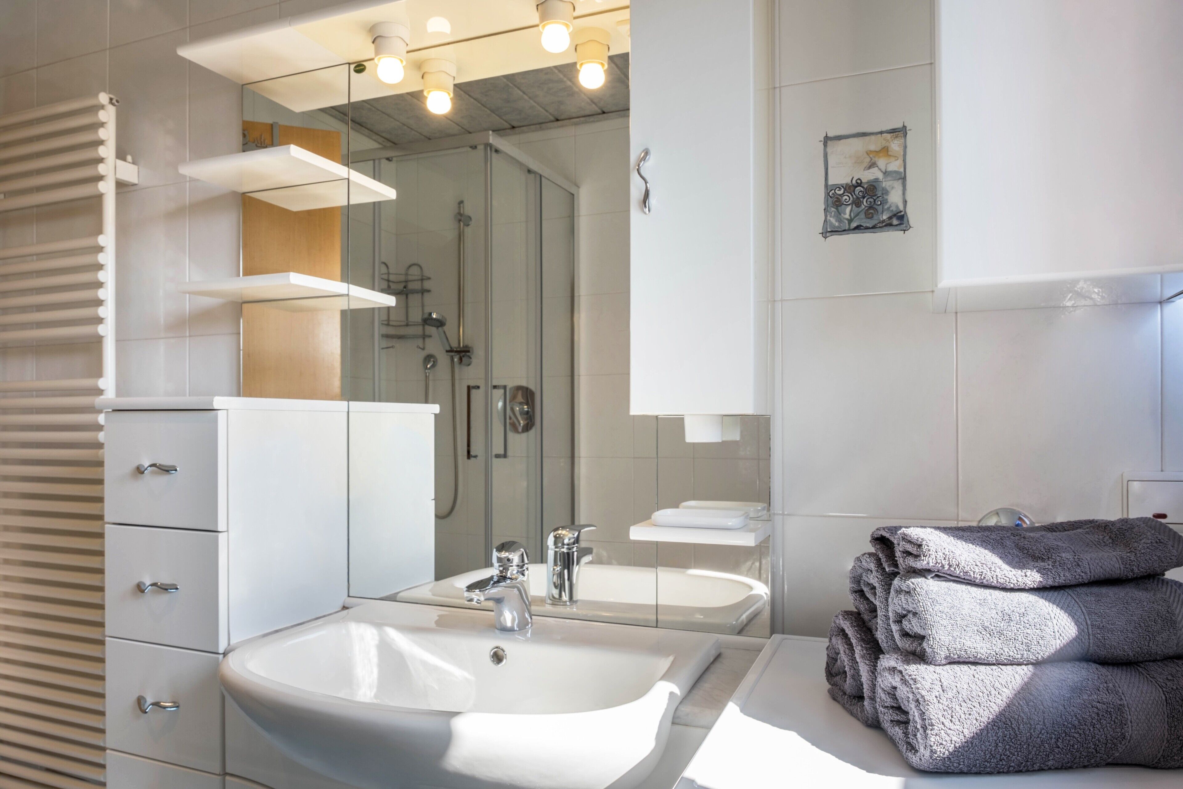 Een douche, een haardroger, handdoeken
