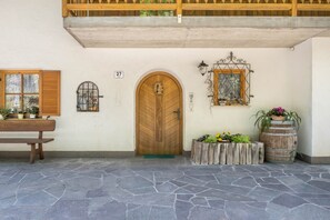 Interior - Apartment 'Weingartnerhof Dalia' with Mountain View, Shared Terrace and Wi-Fi (Jenesien)