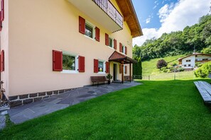 Exterior - Studio Apartment "Talblick 1" with Mountain View, Garden and Wi-Fi (Lajen)