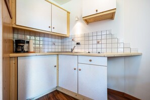 Fridge, microwave, oven, stovetop - Studio Apartment "Talblick 1" with Mountain View, Garden and Wi-Fi (Lajen)