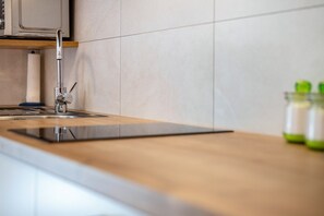 冷蔵庫、電子レンジ、オーブン、コンロ