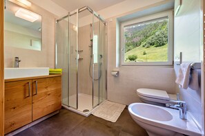 Dusche, Haartrockner, Handtücher