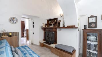 Fernseher, Kamin, Stereoanlage