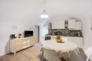 Fridge, microwave, oven, stovetop - Holiday Apartment 'Dolce Soggiorno - Soldano' with Sea View, Terrace & Wi-Fi (Soldano)