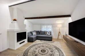 TV - Holiday Apartment 'Dolce Soggiorno - Soldano' with Sea View, Terrace & Wi-Fi (Soldano)