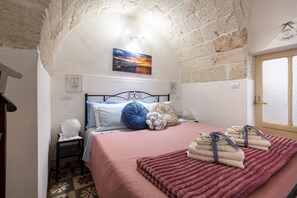 1 bedroom, free WiFi, bed sheets - Holiday Apartment "Chiarina Rooms 2" with A/C und Wi-Fi (Polignano a mare)