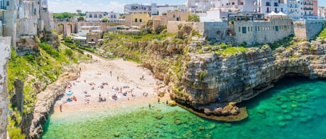Una spiaggia nelle vicinanze