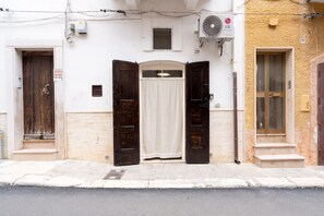 Exterior detail - Holiday Apartment "Chiarina Rooms 2" with A/C und Wi-Fi (Polignano a mare)