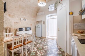 Dining - Holiday Apartment "Chiarina Rooms 2" with A/C und Wi-Fi (Polignano a mare)