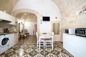 Fridge, microwave, oven, stovetop - Holiday Apartment "Chiarina Rooms 2" with A/C und Wi-Fi (Polignano a mare)