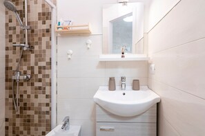 Douche, sèche-cheveux, serviettes fournies