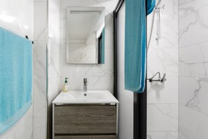 Douche, sèche-cheveux, serviettes fournies