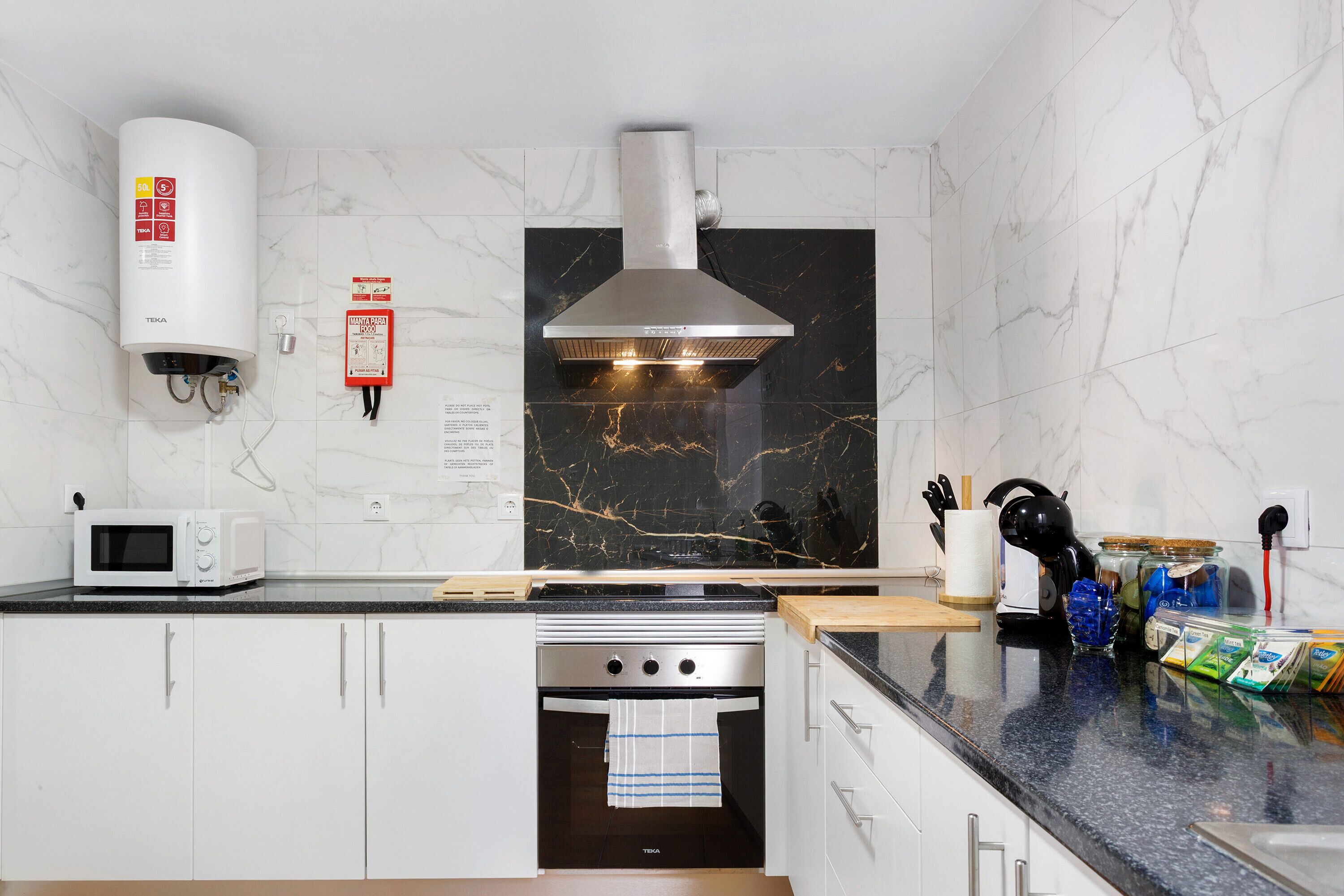 Køleskab, mikrobølgeovn, ovn, kogeplade