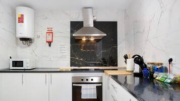 Kühlschrank, Mikrowelle, Ofen, Herdplatte