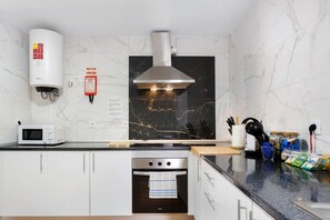 Kühlschrank, Mikrowelle, Ofen, Herdplatte