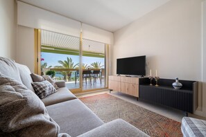 TV - Apartment 'Pelicano' with Sea View, Wi-Fi and Air Conditioning (Cambrils)