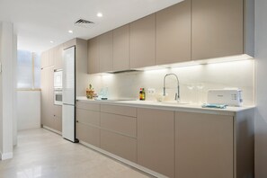 Fridge, microwave, stovetop, dishwasher - Apartment 'Pelicano' with Sea View, Wi-Fi and Air Conditioning (Cambrils)