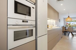 Kühlschrank, Mikrowelle, Herdplatte, Geschirrspüler