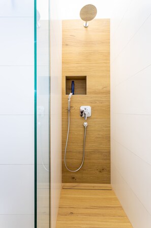 Haartrockner, Handtücher, Seife, Toilettenpapier