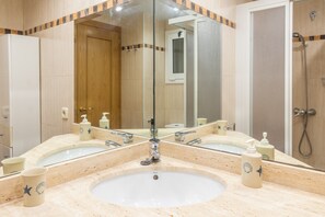 Een douche, handdoeken