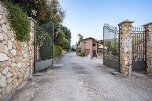 Property grounds - Villa 'Arcaloro Resort' with Sea View, Shared Pool and Wi-Fi (Sant'Angelo di Brolo)