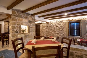 Dining - Villa 'Arcaloro Resort' with Sea View, Shared Pool and Wi-Fi (Sant'Angelo di Brolo)