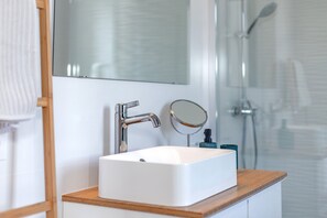 Een douche, een haardroger, handdoeken