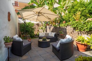 Terrace/patio - Apartment 'A Ugghia- Dependance' with Garden & Shared Hot Tub, Air Conditioning (Fiumefreddo)