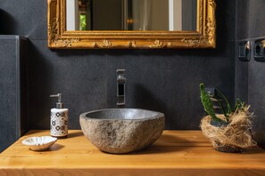 Shower, hair dryer, towels - Apartment 'A Ugghia- Dependance' with Garden & Shared Hot Tub, Air Conditioning (Fiumefreddo)