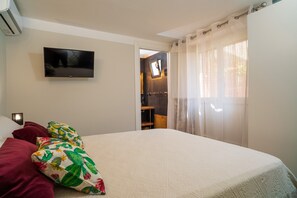 1 bedroom, free WiFi, bed sheets - Apartment 'A Ugghia- Dependance' with Garden & Shared Hot Tub, Air Conditioning (Fiumefreddo)