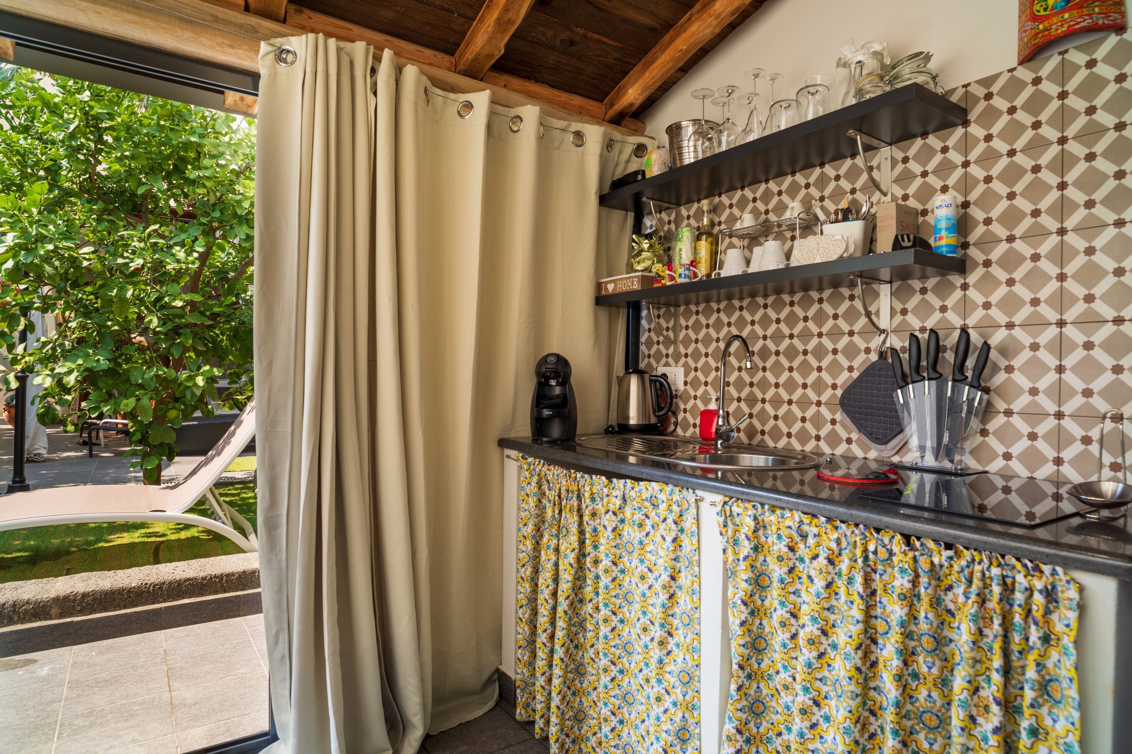 Geladeira, micro-ondas, cooktop, cafeteira/chaleira