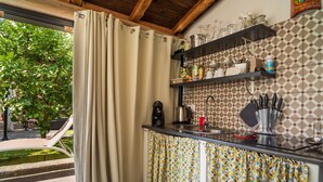 Una cocina con ventana, mostrador y salpicadero decorado.