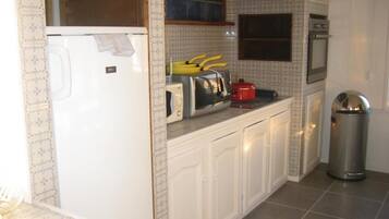 Een koelkast, een magnetron, een oven, een kookplaat