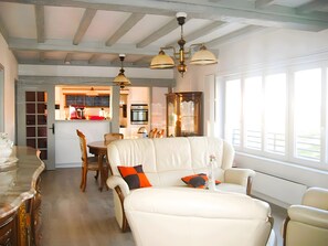 TV - Apartment 'Les Racines De La Vie Rurale' with Wi-Fi and Air Conditioning (LEDRINGHEM)