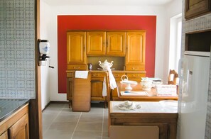 Fridge, microwave, oven, stovetop - Apartment 'Les Racines De La Vie Rurale' with Wi-Fi and Air Conditioning (LEDRINGHEM)